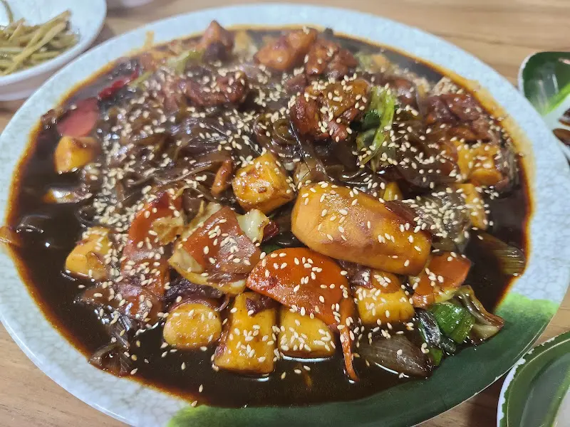 접시에 담긴 찜닭과 당면