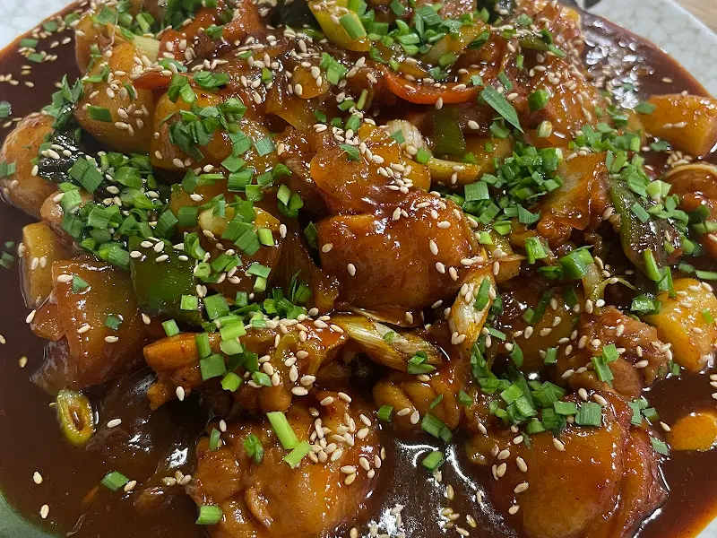 깨와 파가 뿌려진 찜닭