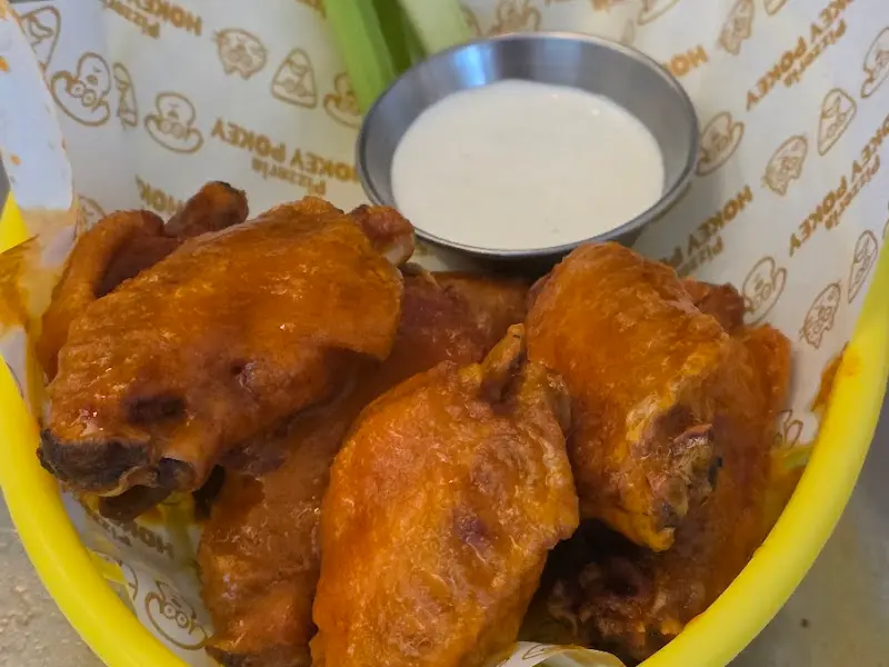 윤기가 좔좔 흐르는 버팔로 윙