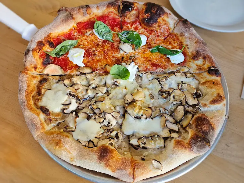 하프앤하프로 주문한 피자의 클로즈업 샷