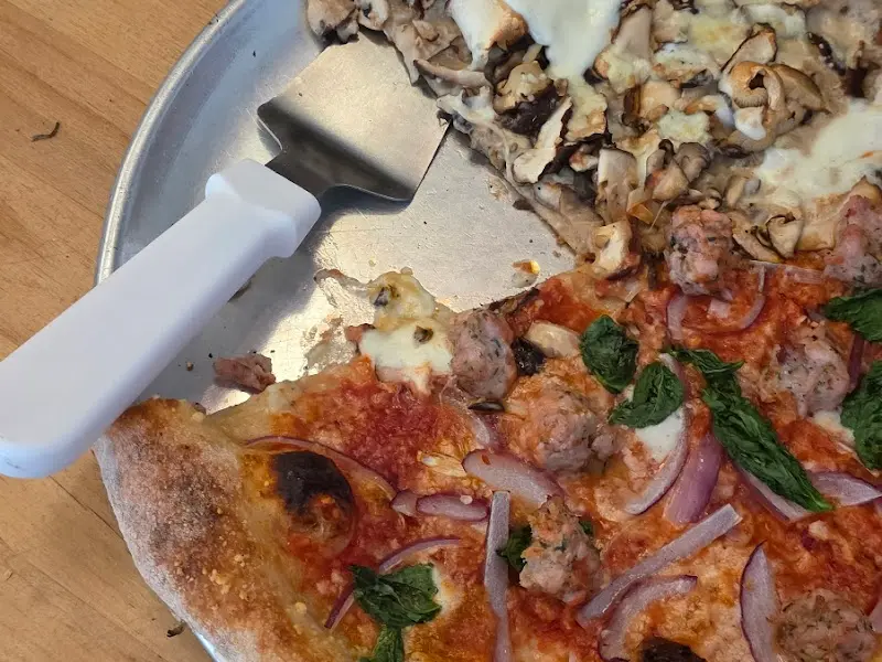 피자 한 조각을 들어올리는 모습