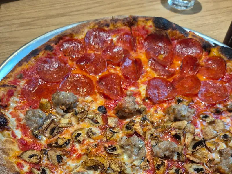 페퍼로니 피자의 강렬한 비주얼