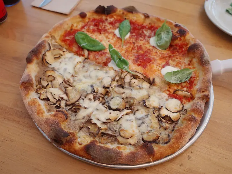 하프앤하프로 주문한 피자의 전체샷