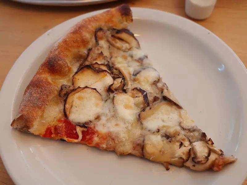 표고블루치즈 피자 한 조각
