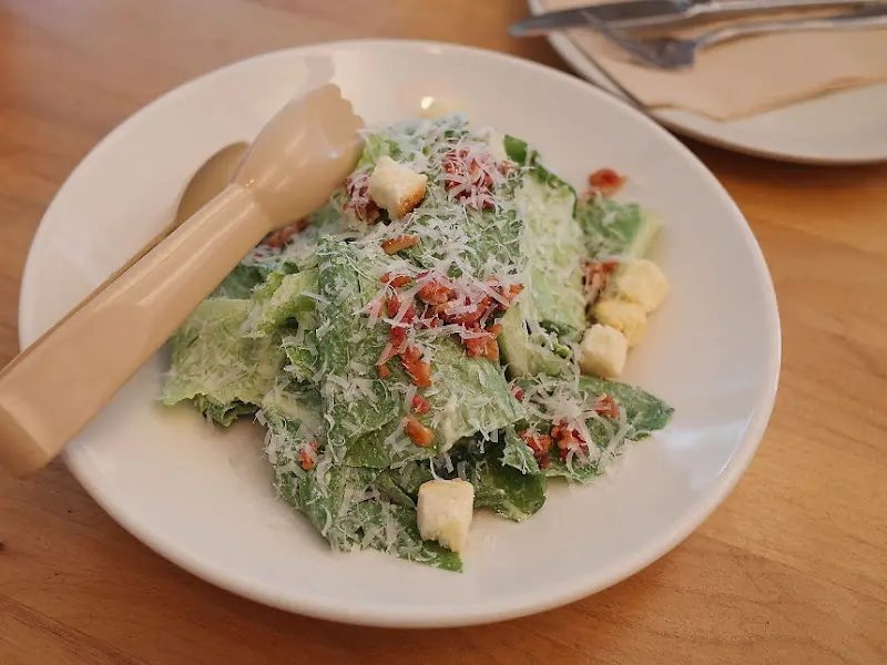 신선한 샐러드의 모습