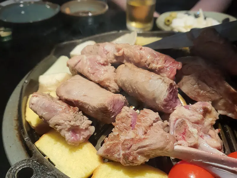 불판 위의 양갈비