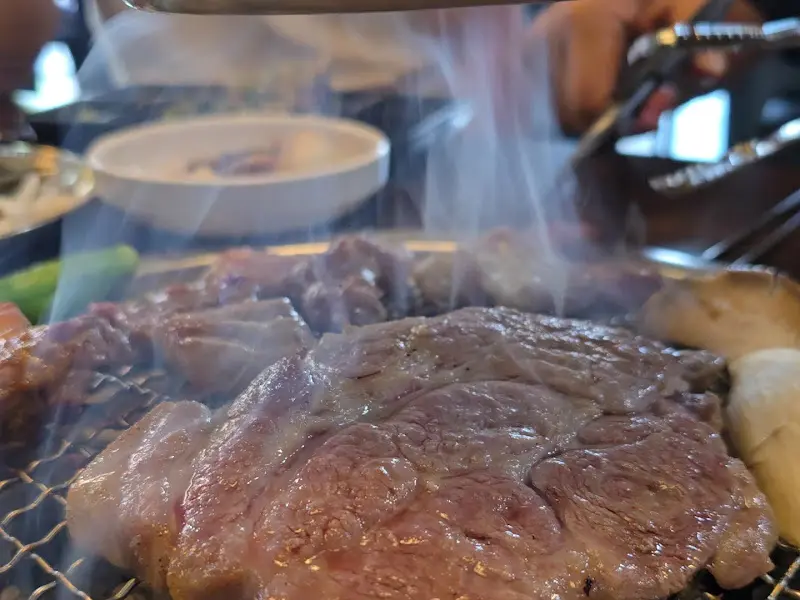 불판 위에서 익어가는 삼겹살