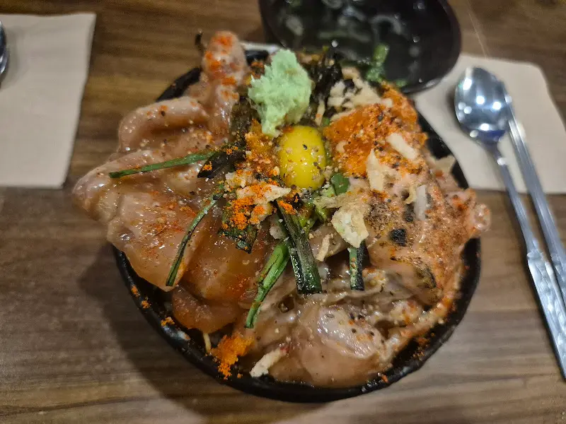 신선한 연어와 날치알, 채소가 조화롭게 담긴 덮밥