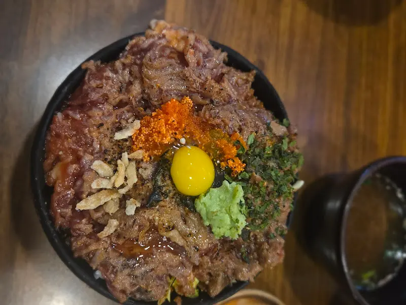 다채로운 색감으로 식욕을 자극하는 육회 덮밥