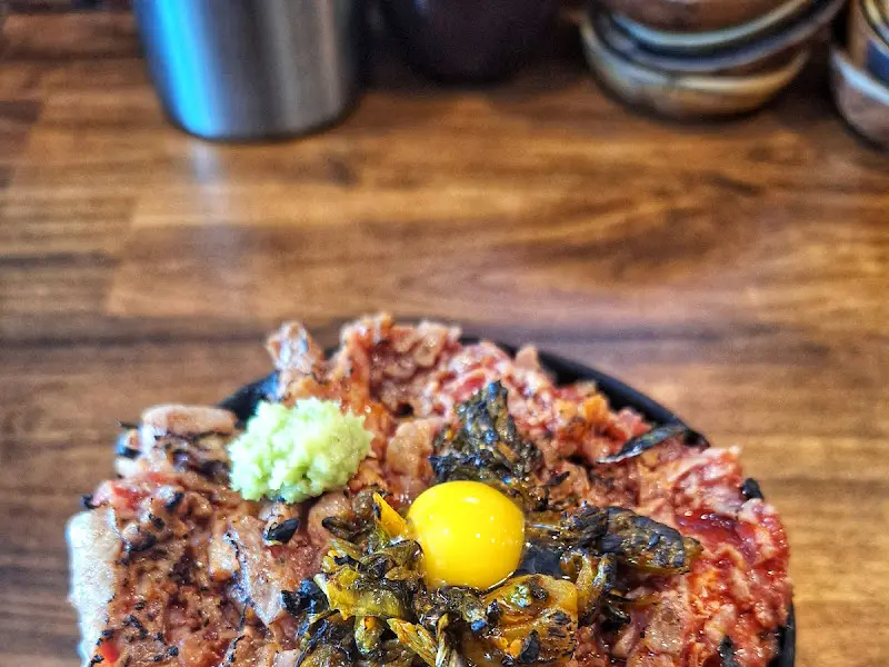 신선한 재료들이 듬뿍 올라간 육회 덮밥의 클로즈업 샷