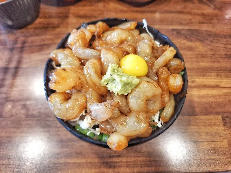 탱글탱글한 새우장과 와사비의 조화가 인상적인 새우장 덮밥