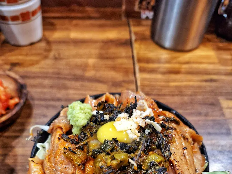 다양한 토핑이 듬뿍 올라간 덮밥