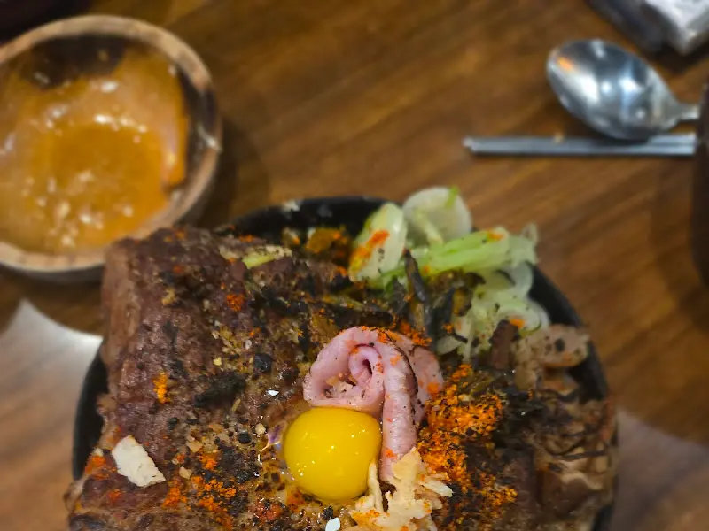 고기와 계란 노른자가 조화롭게 담긴 덮밥