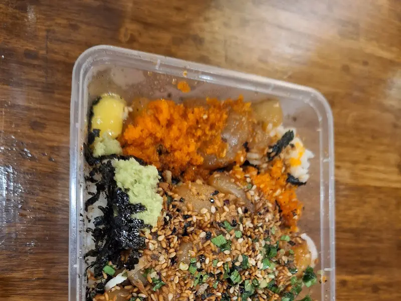 포장 용기에 담긴 덮밥