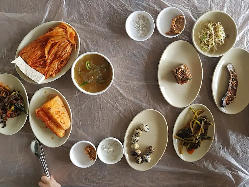 정갈하게 차려진 밑반찬과 백숙