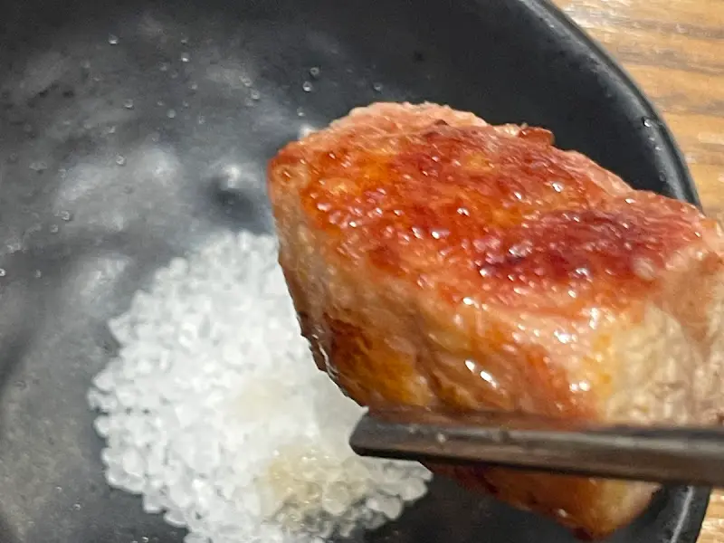 소금에 찍은 삼겹살