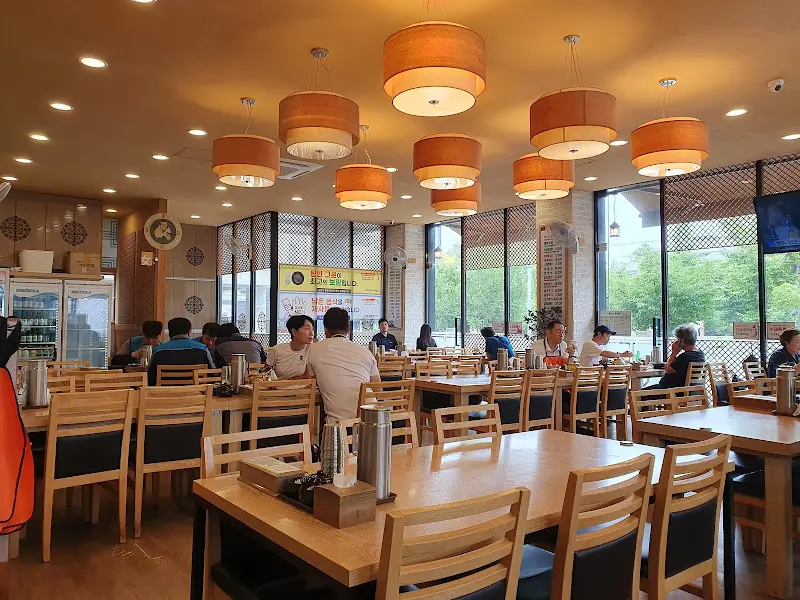 넓고 깔끔한 식당 내부