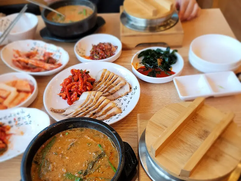 푸짐하게 차려진 추어탕 한 상