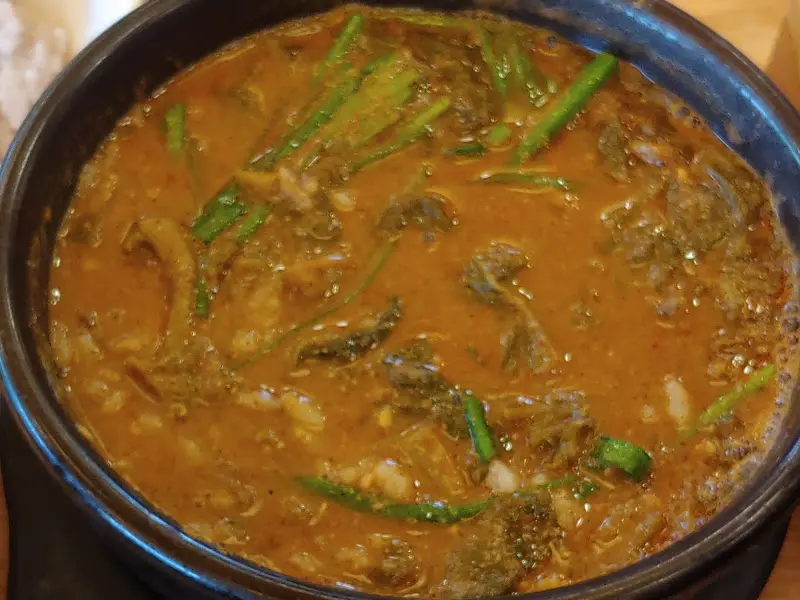 싱싱한 부추가 듬뿍 올려진 추어탕