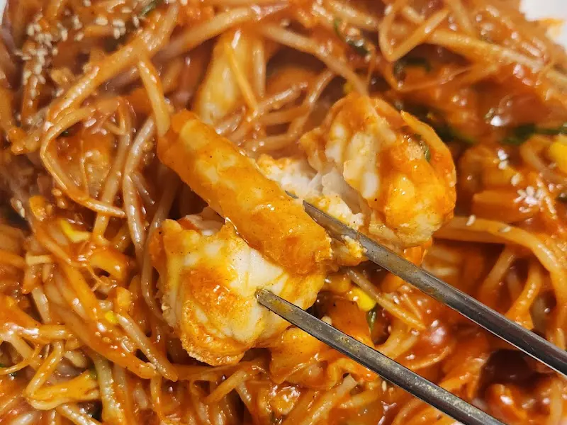 젓가락으로 집은 아구 살점