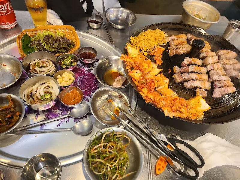 푸짐하게 차려진 밑반찬