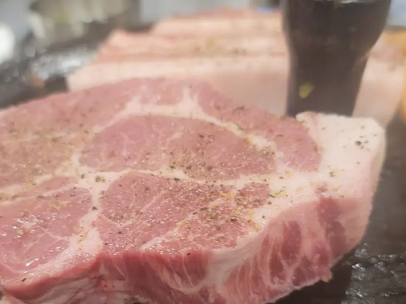 두툼한 목살의 클로즈업