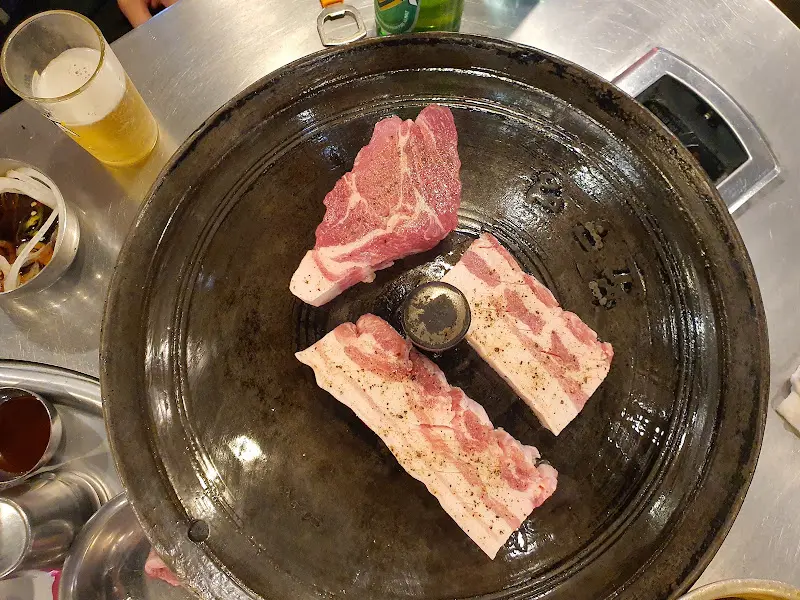 솥뚜껑에 구워지는 삼겹살