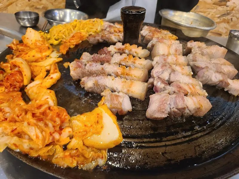 김치와 함께 구워진 고기