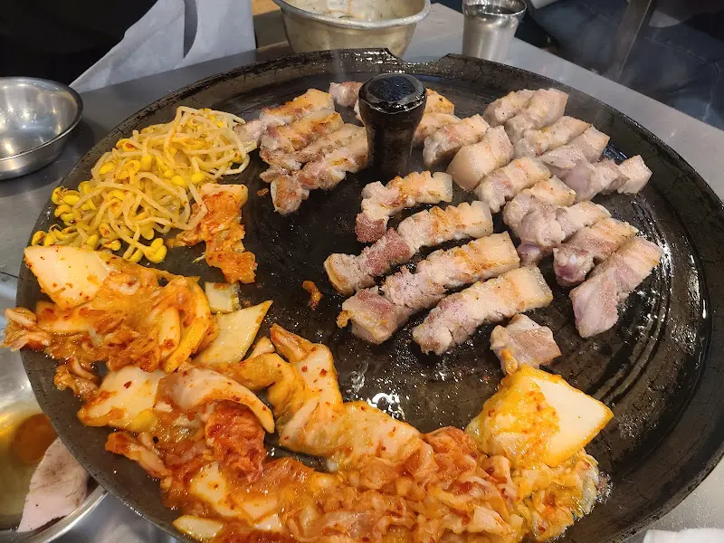 솥뚜껑에 구워지는 고기