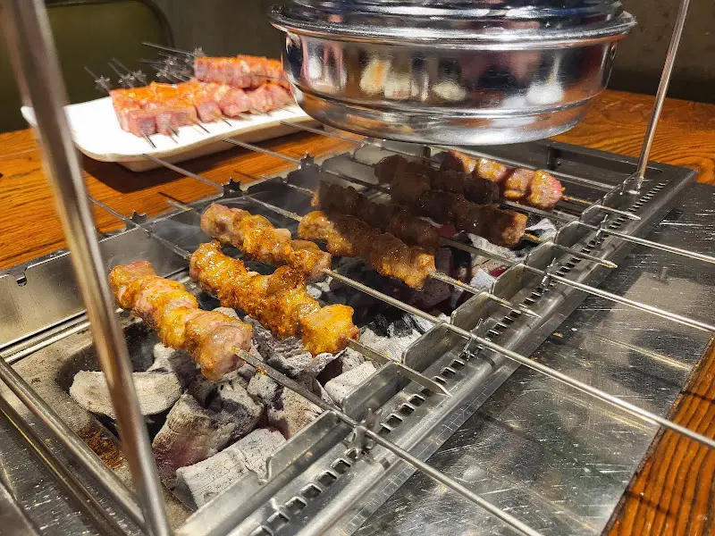 숯불 위에서 구워지는 양꼬치의 모습