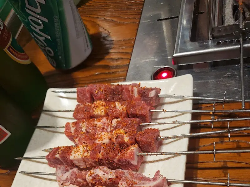 잘 구워진 양꼬치와 맥주의 조화