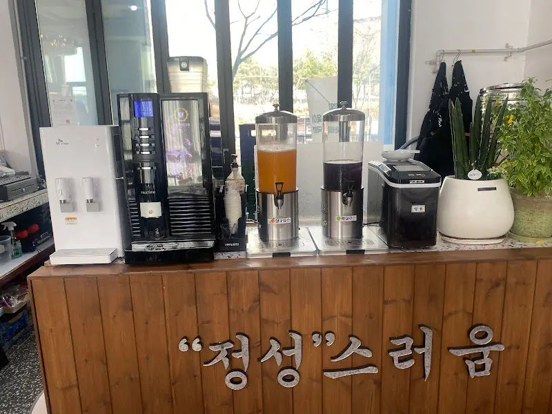 다양한 음료가 준비된 후식 코너