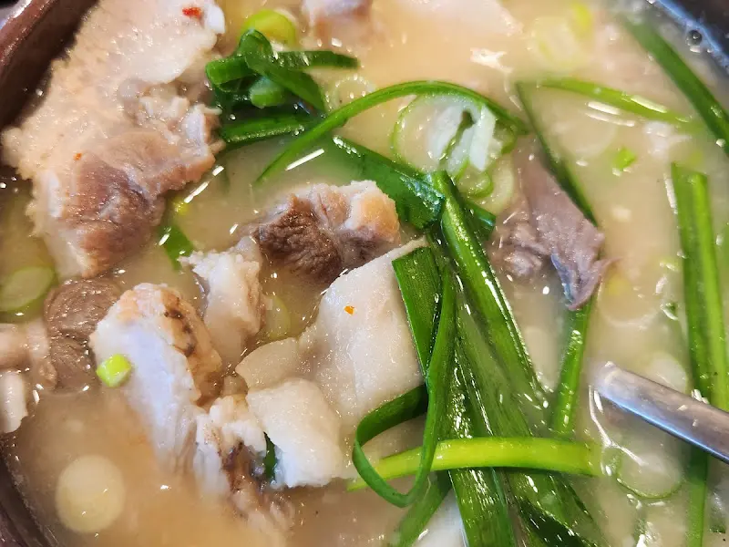 돼지머리국밥의 푸짐한 모습