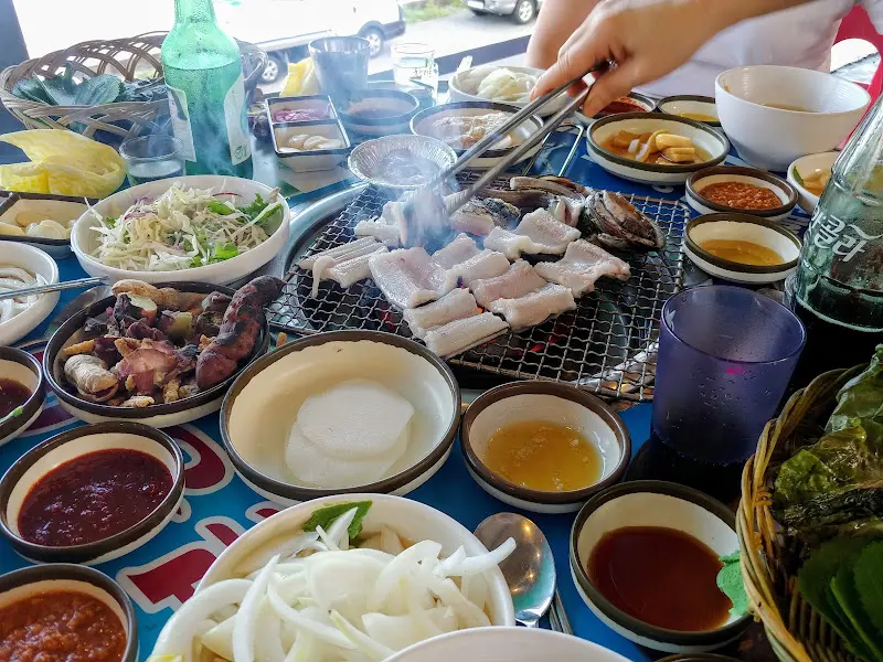 숯불 위에서 맛있게 구워지는 장어