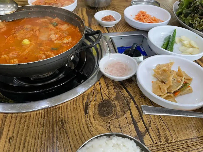 한일식당 김치찌개 한상차림