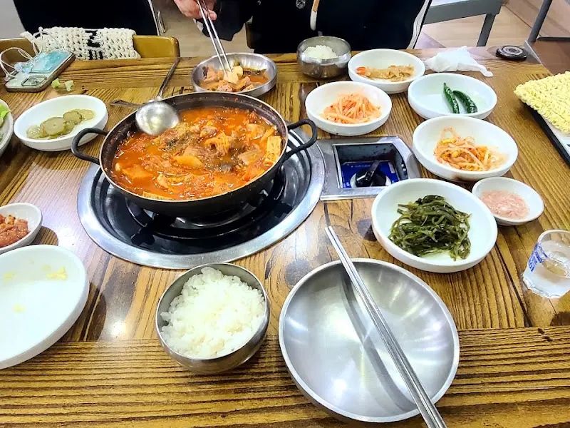 한일식당 김치찌개 전체 상차림