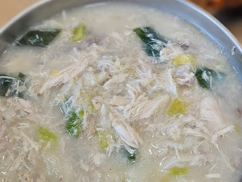 닭고기가 듬뿍 들어간 닭칼국수