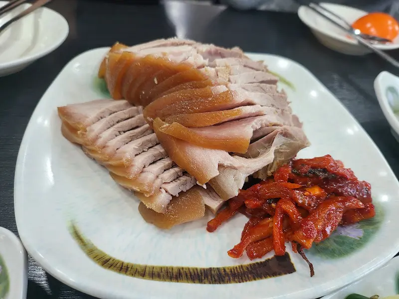 윤기가 흐르는 수육