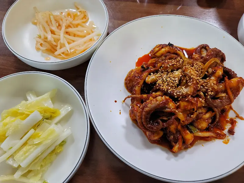 윤기가 흐르는 쭈꾸미 볶음