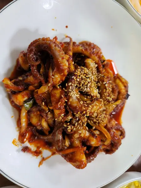 고소한 깨가 듬뿍 뿌려진 쭈꾸미 볶음