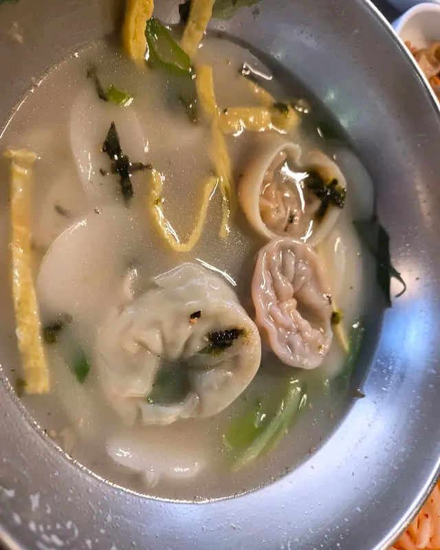 아이들이 좋아하는 사골 떡만두국