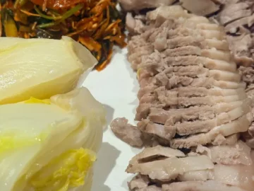 장유 율하에서 맛보는 감동, 백산식당: 김장 수육과 해물 칼국수의 환상적인 만남!