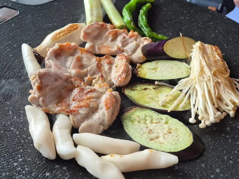 닭갈비와 채소를 함께 구워먹는 모습