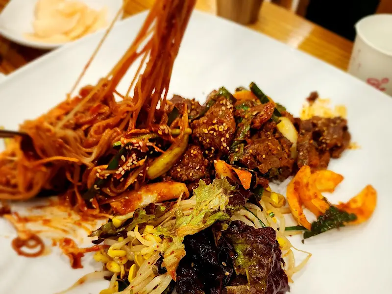 수육무침과 비빔냉면 사리