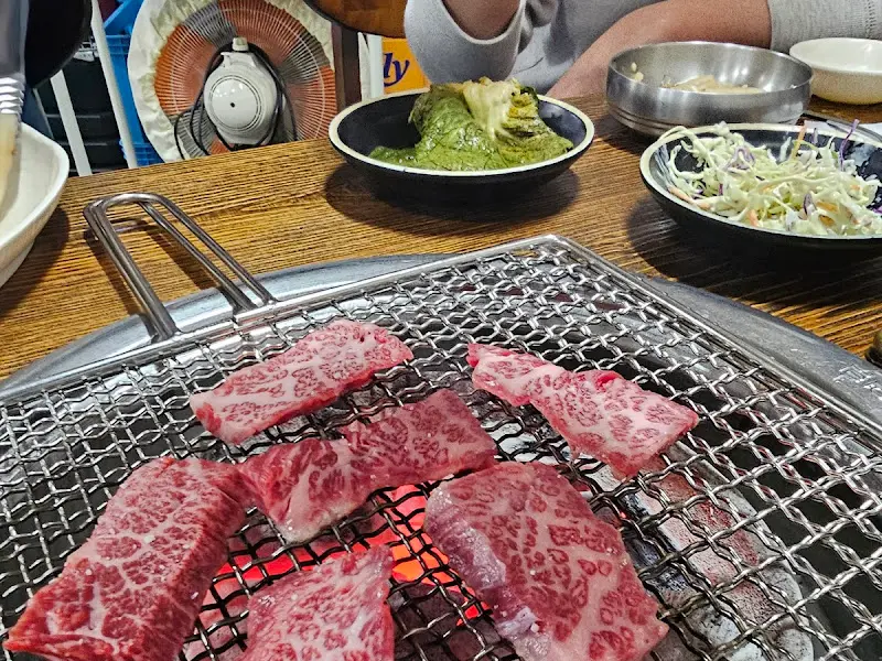 불판 위에서 구워지고 있는 갈비살