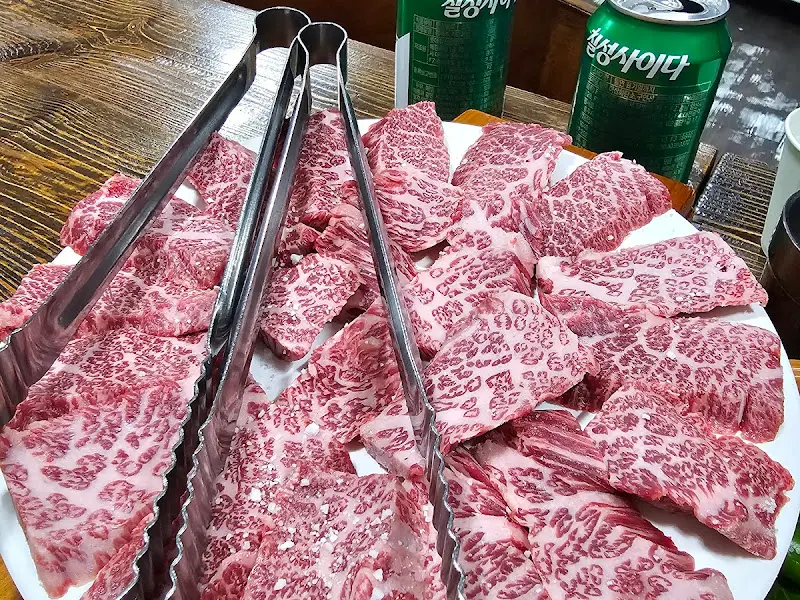 테이블 가득 차려진 한상 차림