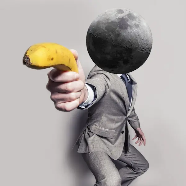 바나나를 들고 있는 사람