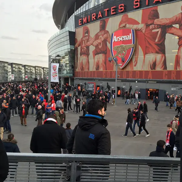 경기장 앞의 사람들