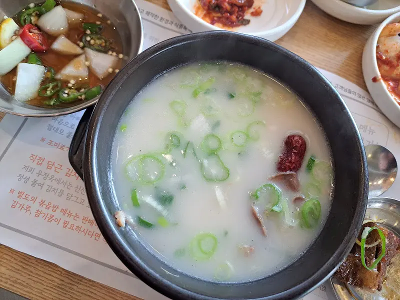 곰탕에 파를 넣은 모습