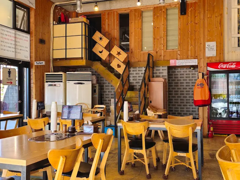 깔끔한 식당 내부